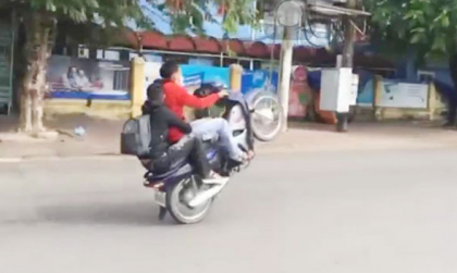 Mức phạt xe máy điều khiển xe máy bốc đầu, chạy bằng một bánh